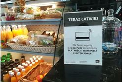 "Płatność tylko kartą". Takich komunikatów jest coraz więcej, ministerstwo problemu nie widzi