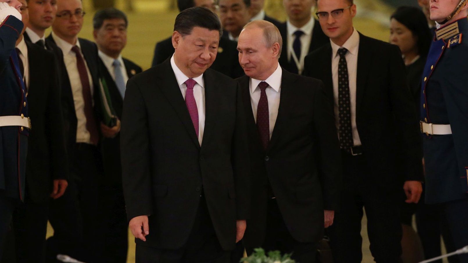 Xi Jingpin i Władimir Putin. Chińczyk grozi atakiem na Tajwan, Rosjanin już pustoszy Ukrainę 