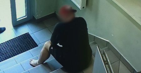 Usłyszeli "pomocy". A on siedział na schodach komendy. Sceny