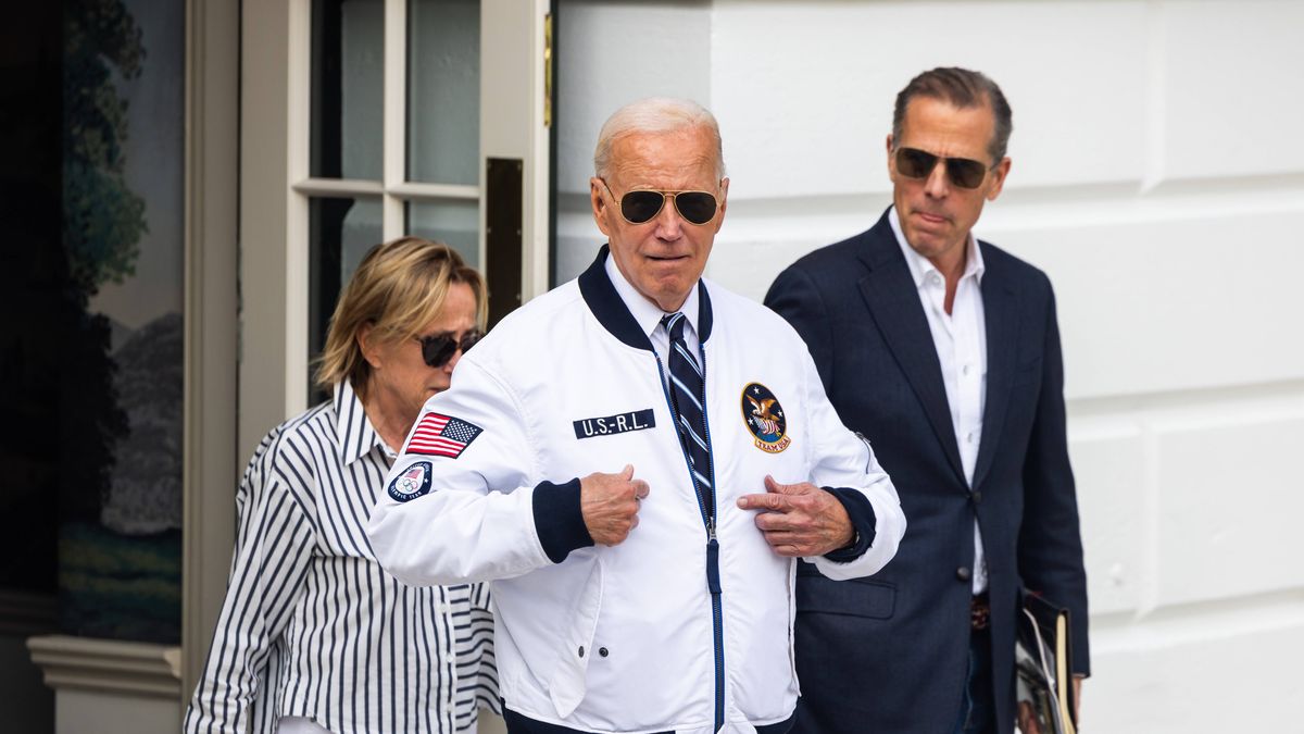 President Biden departs the White House for Camp David, Maryland
epa11498277 US President Joe Biden (C), wearing a Team USA Olympic jacket, departs the White House for a weekend at the presidential retreat in Camp David in Washington, DC, USA, 26 July 2024. Biden's son Hunter (R), and his sister Valerie Biden Owens (L), accompanied him on Marine One.  EPA/JIM LO SCALZO 
Dostawca: PAP/EPA.
JIM LO SCALZO