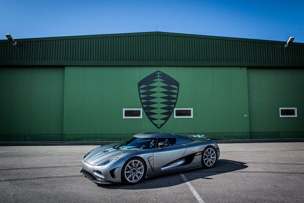 Koenigsegg Agera przed siedzibą firmy (fot. Koenigsegg AB)