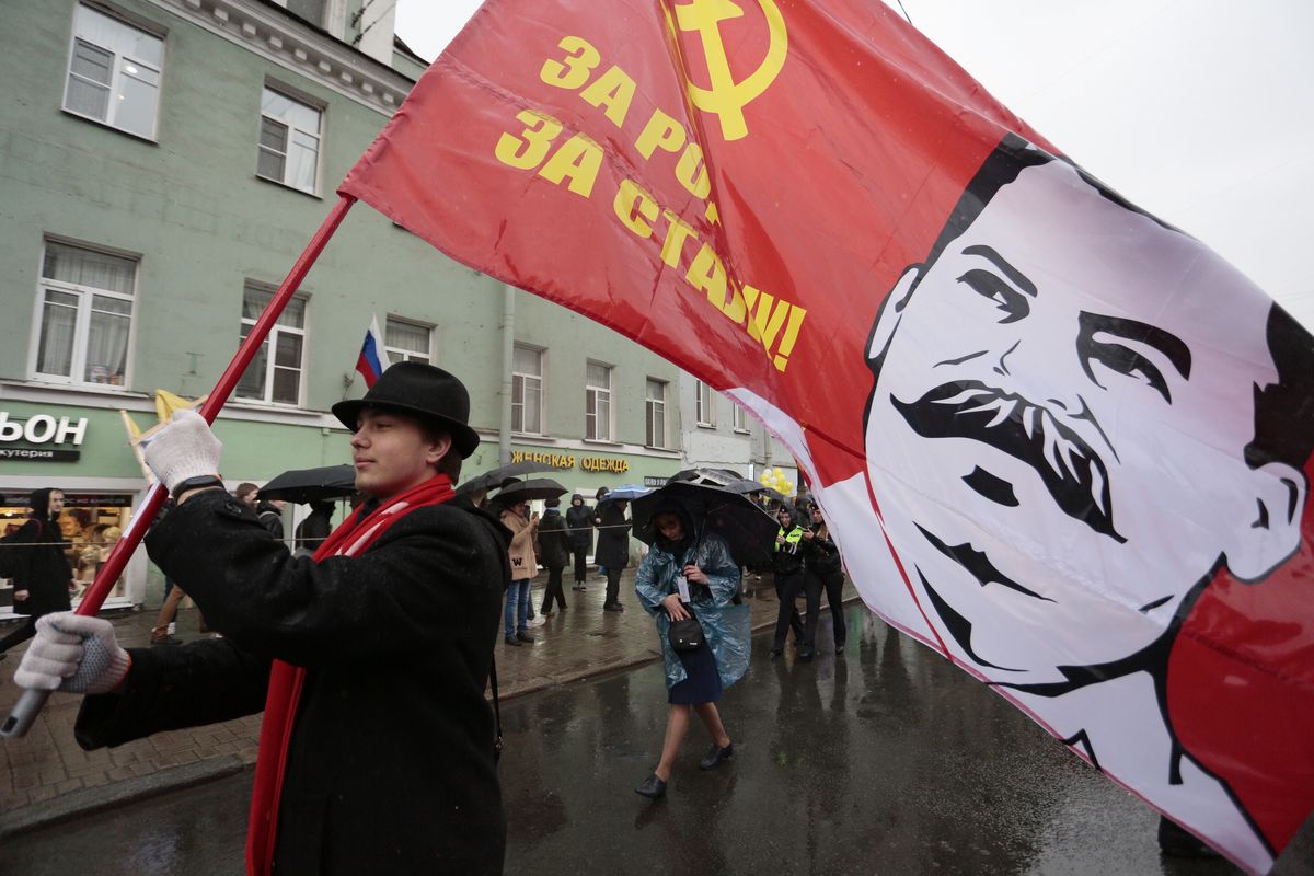 Zwolennik partii komunistycznej z flagą z portretem Stalina . Zdjęcie ilustracyjne