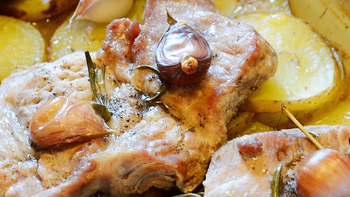 Karkówka pieczona z ziemniakami i kapustą kiszoną. Miękka jak nigdy!