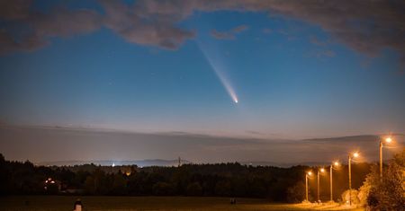 Kometa widziana gołym okiem. Mieszkańcy Polski chwalą się zdjęciami