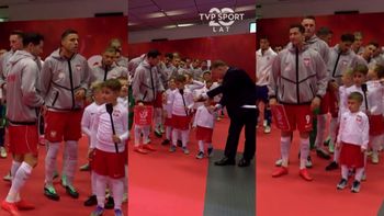 Cezary Kulesza "podmienił" dziecko, które weszło z Robertem Lewandowskim na murawę! Nagranie ZNIKNĘŁO z retransmisji meczu