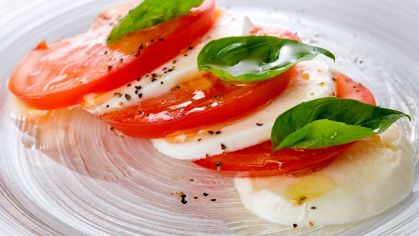 Mozzarella to smaczny i bardzo ciągnący ser.