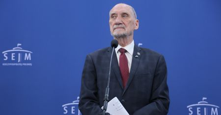 Spięcie w Sejmie. Dziennikarz TVN24 pytał Macierewicza o Smoleńsk