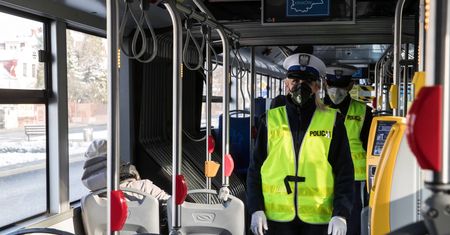 Sypią się mandaty za brak maseczek. Mamy dane policji. Pokazują skalę problemu