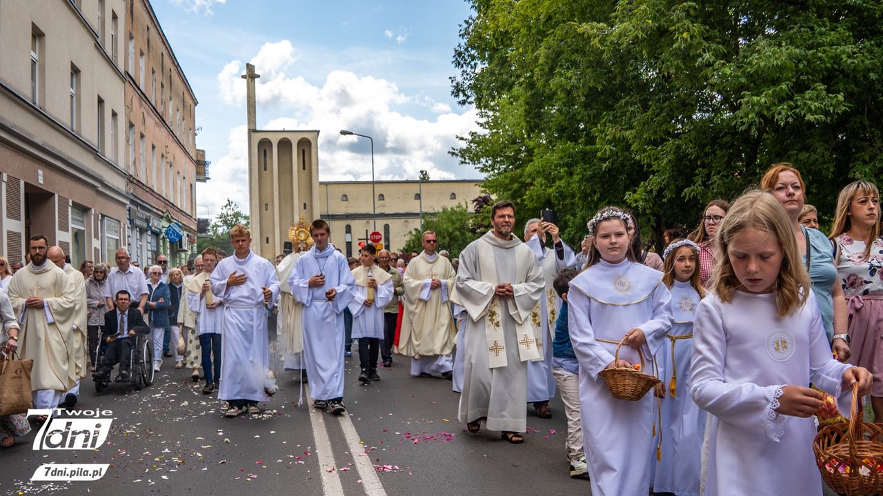 Ulicami Piły przeszły procesje Bożego Ciała - FOTO