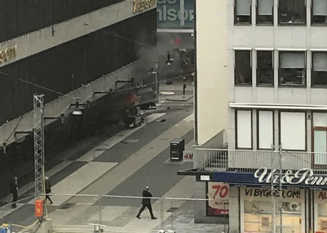 Ciężarówka wjechała w tłum w Sztokholmie. Co najmniej trzy osoby nie żyją