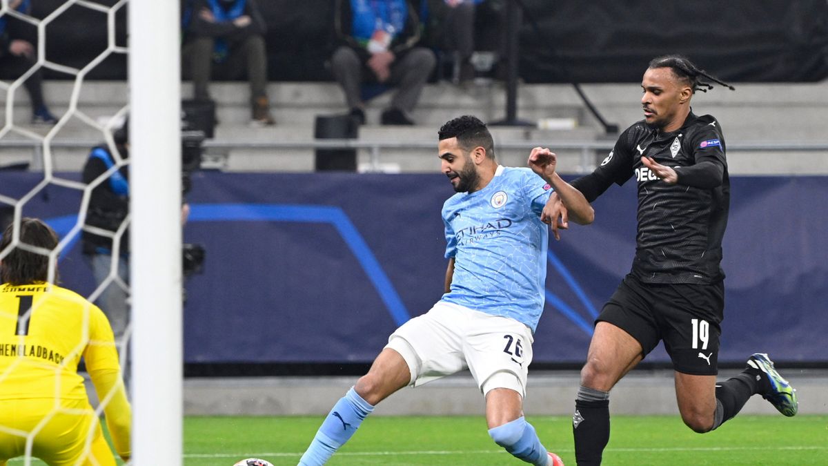 PAP/EPA / Zsolt Szigetvary / Na zdjęciu: Riyad Mahrez (z lewej) i Valentino Lazaro