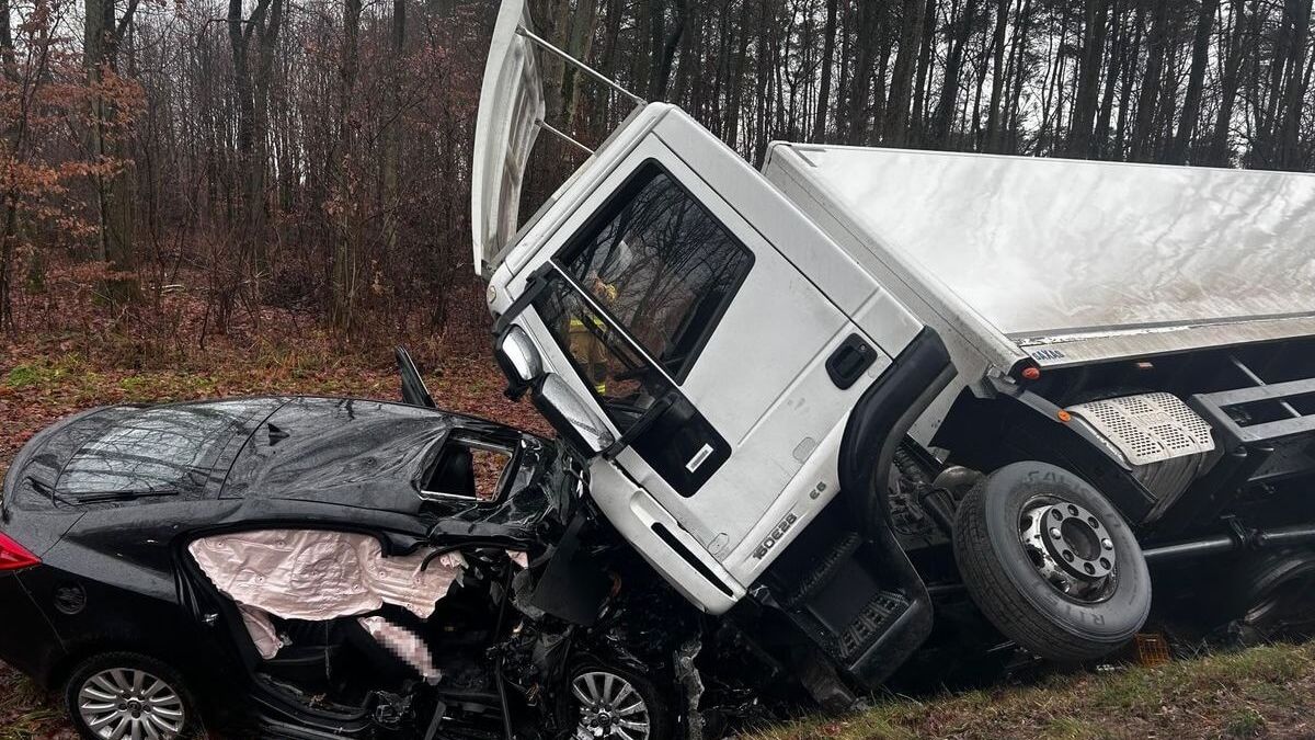 Ciężarówka zderzyła się z osobowym Oplem