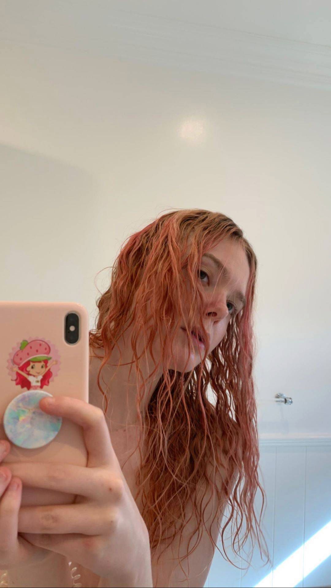 Elle Fanning w rudych włosach, Instagram