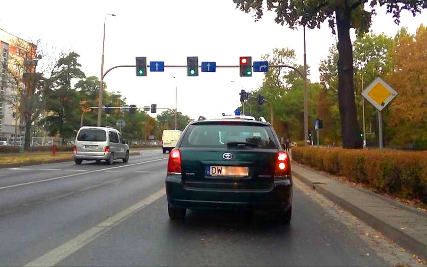 Asystent pasa ruchu w Mapach Google działa w Polsce, ale mógłby działać lepiej