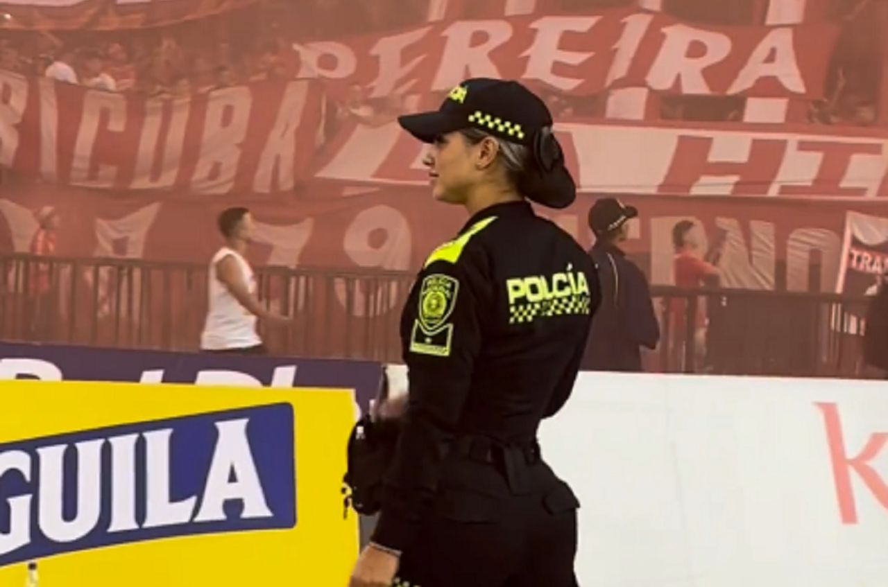 "Załóżcie mi kajdanki". Policjantka robi furorę wśród kibiców