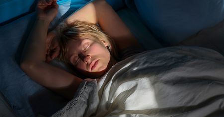 Efekt brzasku. Powoduje wyrzut hormonów i skok cukru we krwi