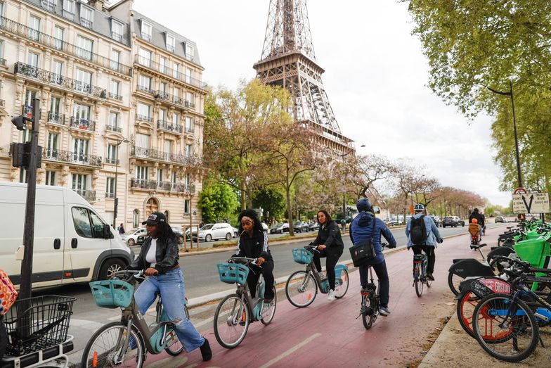PARIS, FRANCE - APRIL 16: People ride on bikes near the Eiffel Tower as daily life continues in Paris, France on April 16, 2025. Paris, one of the most important centers of finance, diplomacy, trade, fashion, gastronomy, science and art in Europe, also attracts attention with its historical and cultural buildings. (Photo by Esra Hacioglu Karakaya/Anadolu via Getty Images)