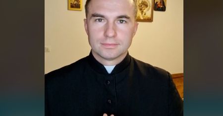 "Nie powinna podchodzić do otwartej trumny". Ksiądz odpowiedział