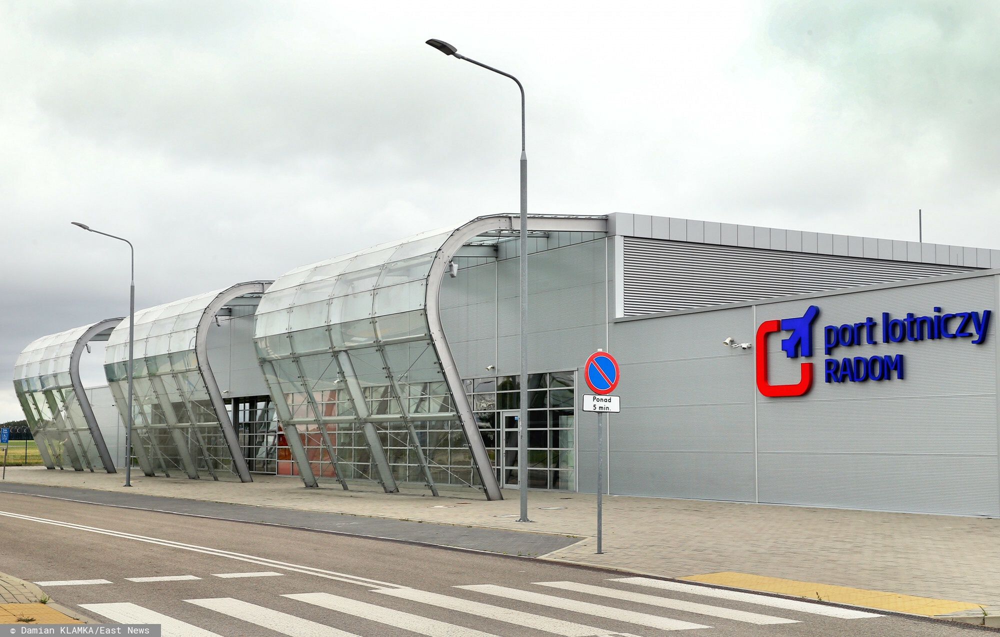 Stary terminal portu lotniczego Warszawa-Radom. Konstrukcja z drugiej ręki wcześniej była wykorzystywana w Łodzi. 