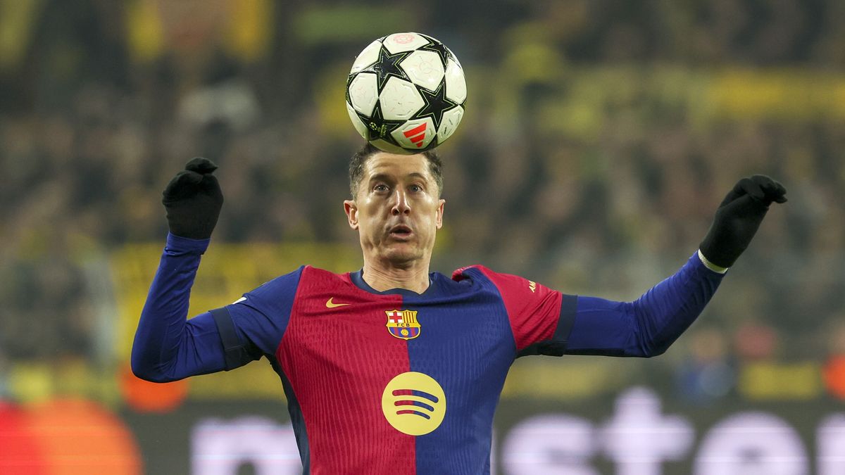 Robert Lewandowski of Barcelona in action during the UEFA Champions League match between Borussia Dortmund and FC Barcelona in Dortmund, Germany, 11 December 2024. EPA/FRIEDEMANN VOGEL Dostawca: PAP/EPA.