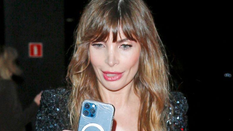 "Świecąca" Agnieszka Dygant odsłania dekolt w cekinowej bluzce na premierze "Listów do M. 5" (ZDJĘCIA)