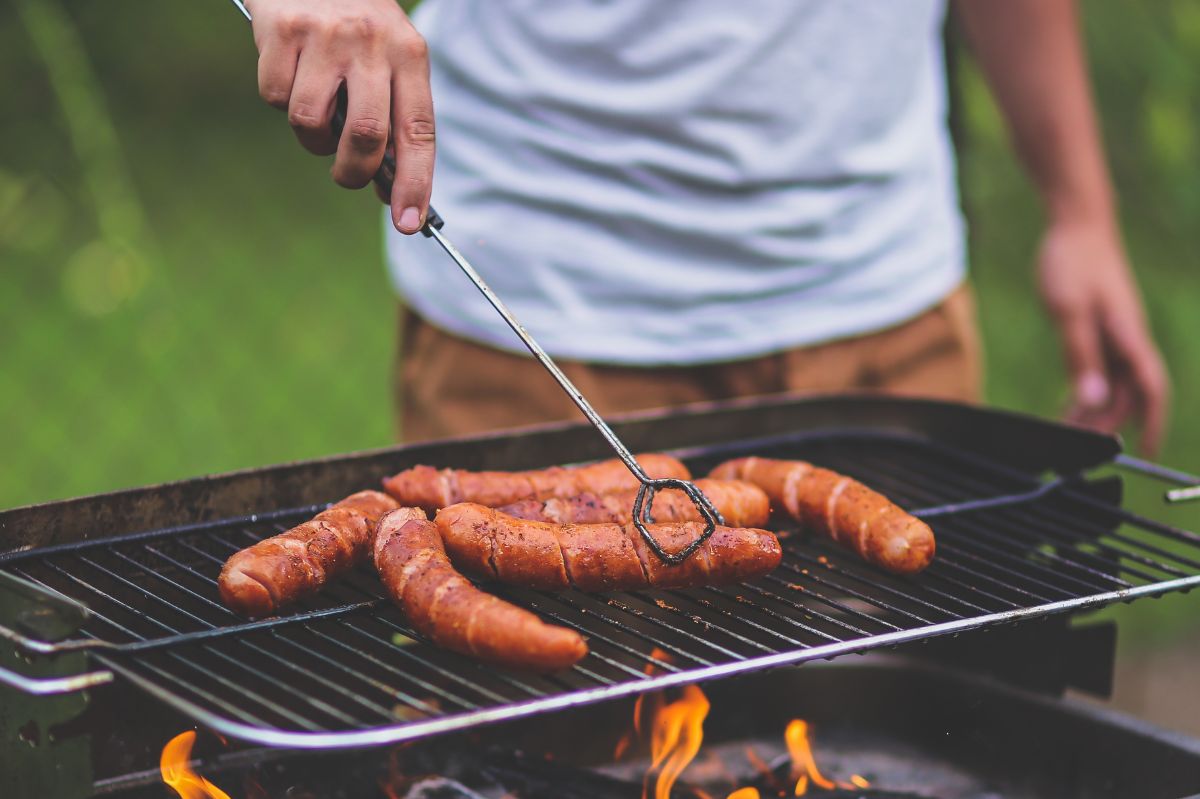 Najlepsza kiełbasa z grilla. Jak ją przyrządzić, żeby nie wyschła na wiór?