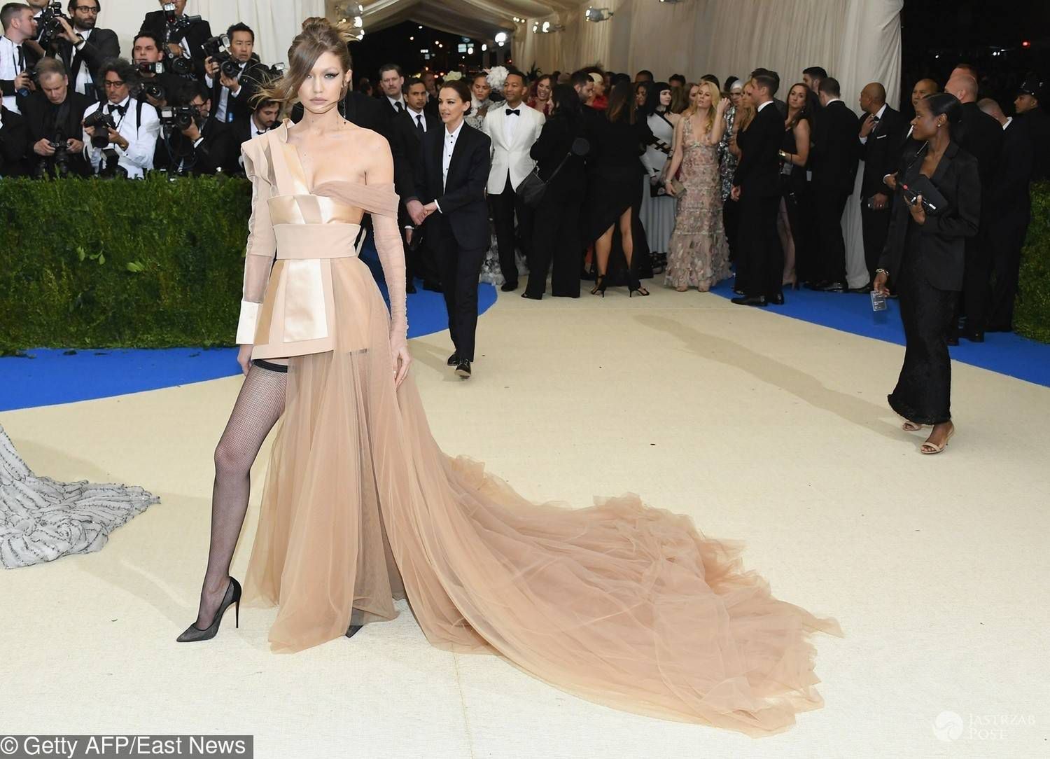 Gigi Hadid - MET Gala 2017, kreacja: Tommy Hilfiger