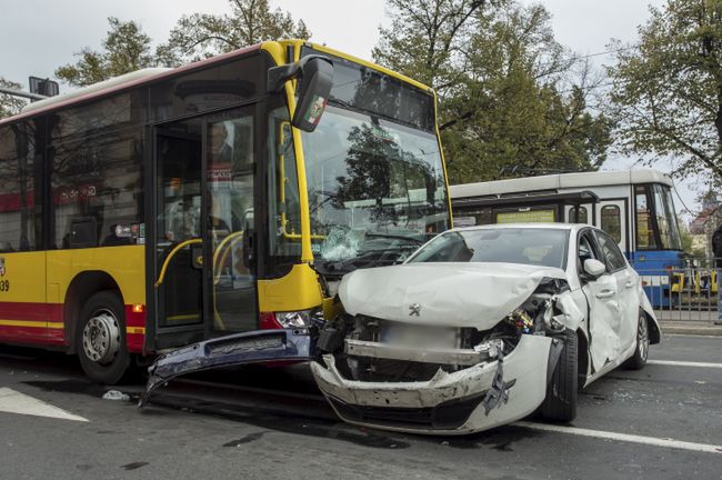 Wrocław: Autobus staranował dziewięć aut