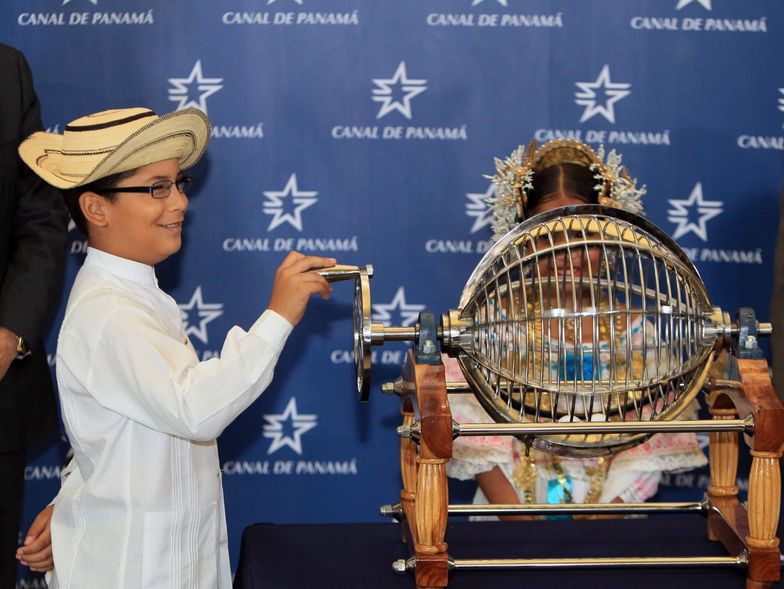 Kanał Panamski otwarty po rozbudowie. Losowano, który statek przepłynie pierwszy