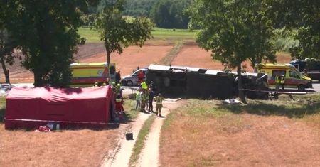 Autobusem podróżowało 45 osób. Kierowca wjechał do rowu. Ranni