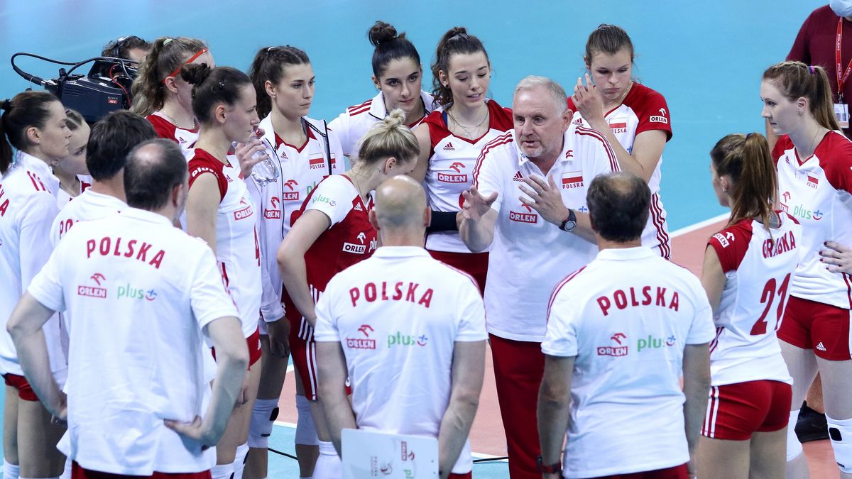 Zdjęcie okładkowe artykułu: WP SportoweFakty / Justyna Serafin / Na zdjęciu: reprezentacja Polski siatkarek. W środku trener Jacek Nawrocki