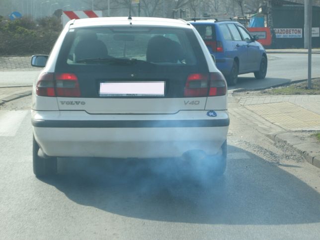 Dymienie z rury wydechowej Dziesięć objawów awarii