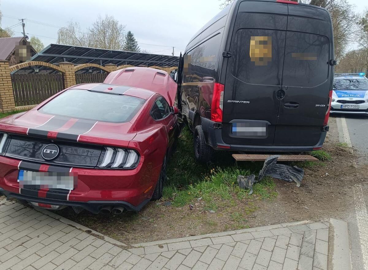 Mustang zderzył się z samochodem kurierskim
