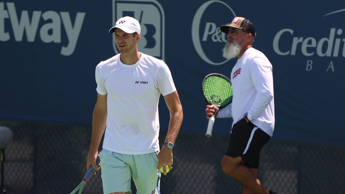 PAP/EPA / Marcin Cholewiński / Na zdjęciu: Hubert Hurkacz (z lewej) i Craig Boynton