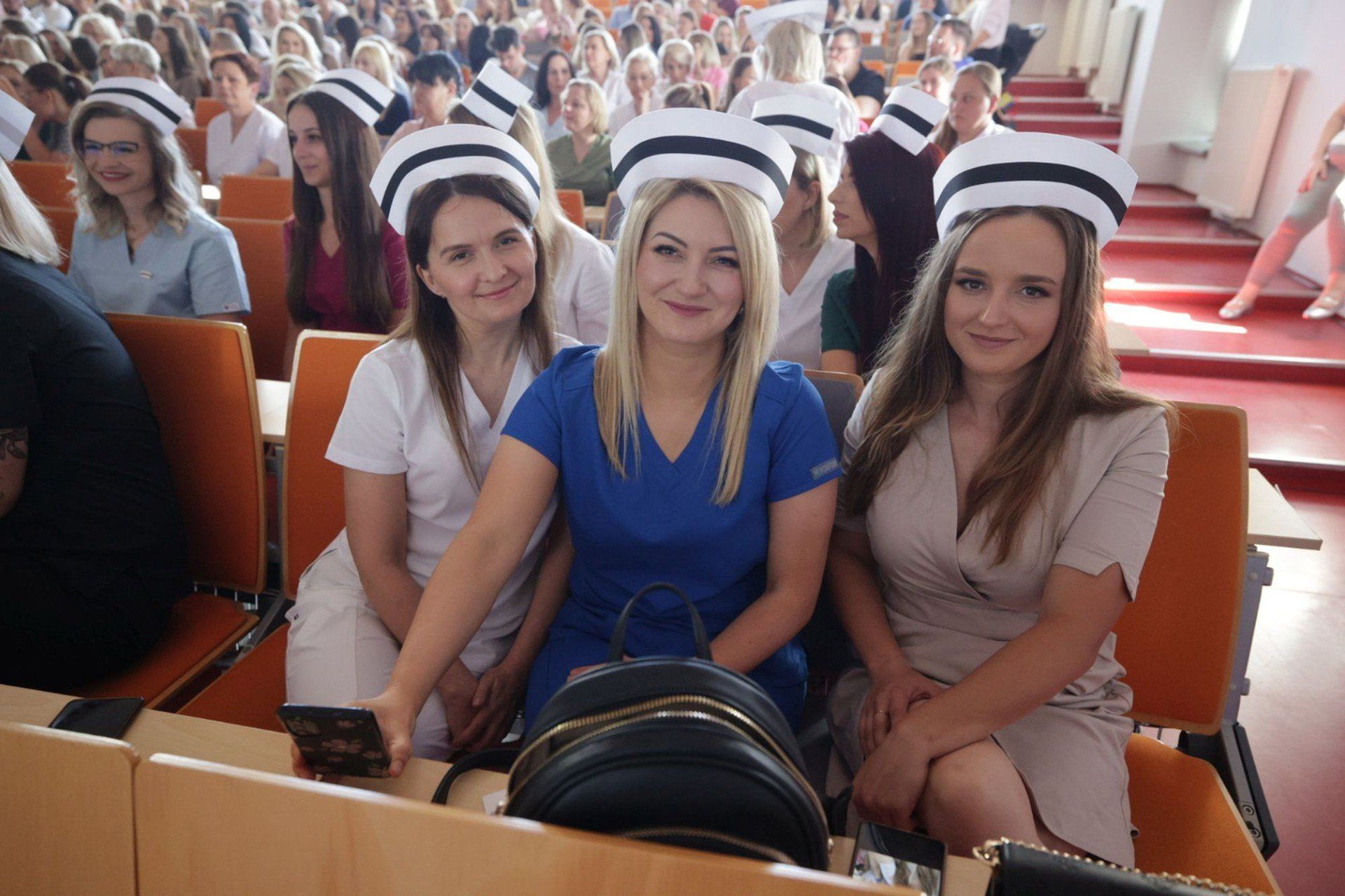 Czepkowanie to wyjątkowy moment. Studentom towarzyszyła w tej chwili rodzina i bliscy.