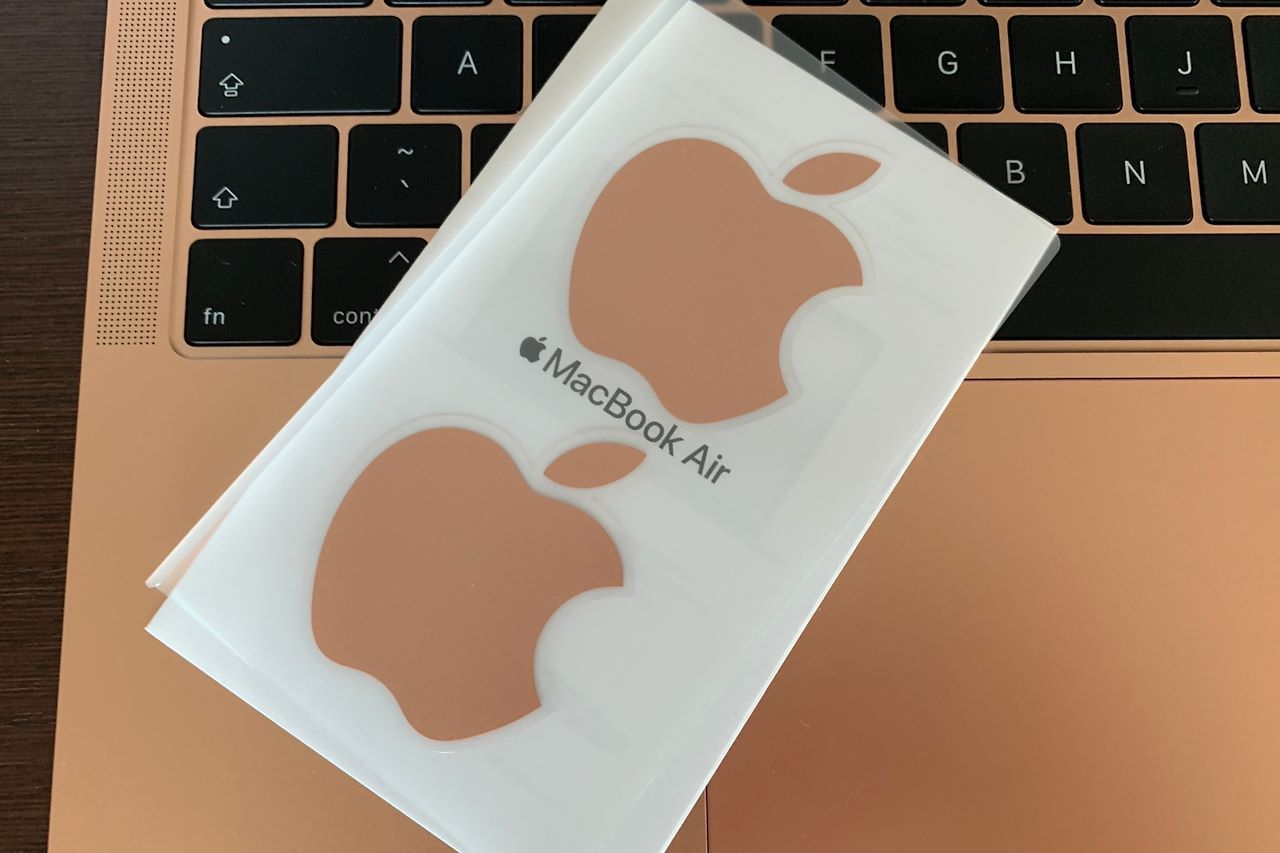 MacBook Air 2018 – złota wersja otrzymała złote naklejki.