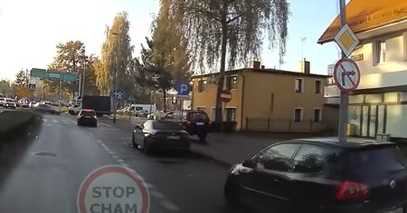"Coś ci nie pasuje, że sobie po chodniczku jeżdżę?". Policja zatrzymała agresywnego kierowcę