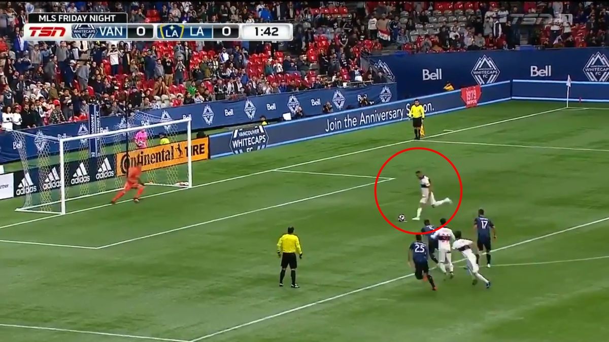 Twitter / twitter.com/LAGalaxy / Na zdjęciu: Ali Adnan wykonuje rzut karny w meczu Vancouver Whitecups - Los Angeles Galaxy