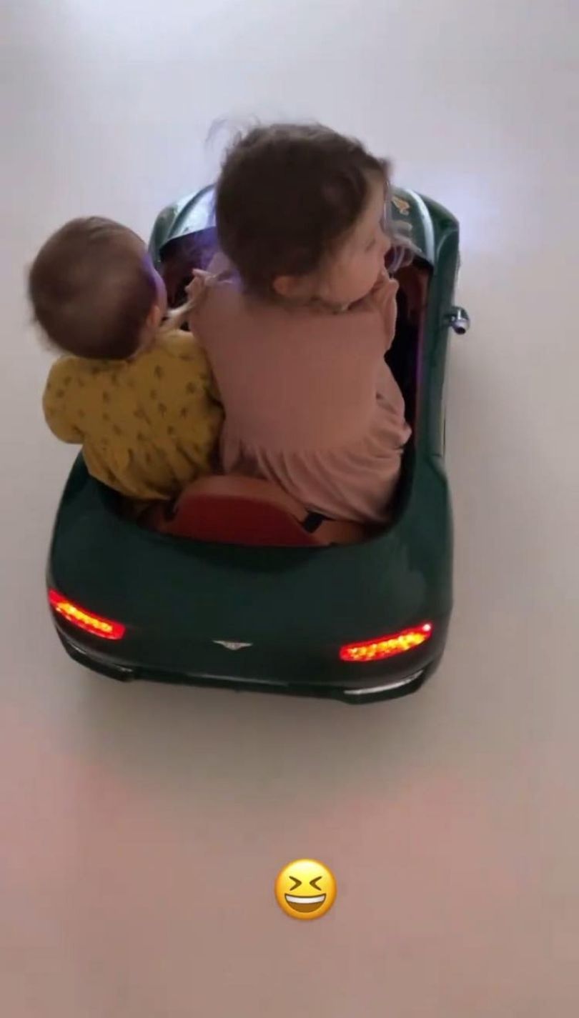 Anna Lewandowska prezentuje przejażdżkę Klary i Laury miniaturowym bentleyem