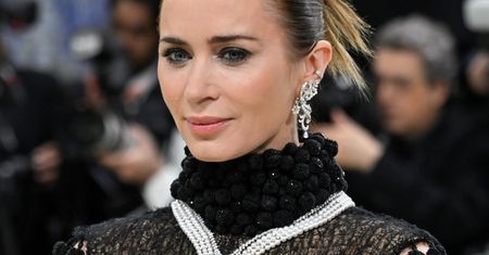 Pół miliona dolarów na szyi. Emily Blunt błyszczy diamentami na Met Gali