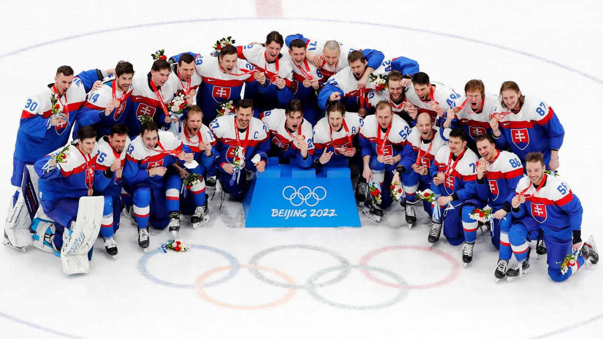 PAP/EPA / Mark Cristino / Reprezentacja Słowacji w hokeju na lodzie z brązowymi medalami