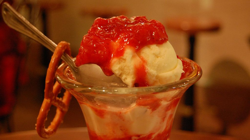 Lody w polewie truskawkowej