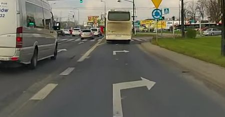 Kierowca autokaru pojechał na wprost z pasa do skrętu w prawo. Zobaczcie nagranie