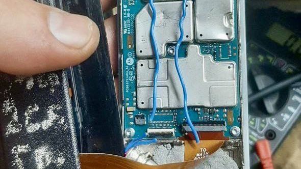 Radiotelefon Motorola z dodanym materiałem wybuchowym.