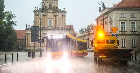 Gwałtowne burze nad Warszawą. Stolica w deszczu