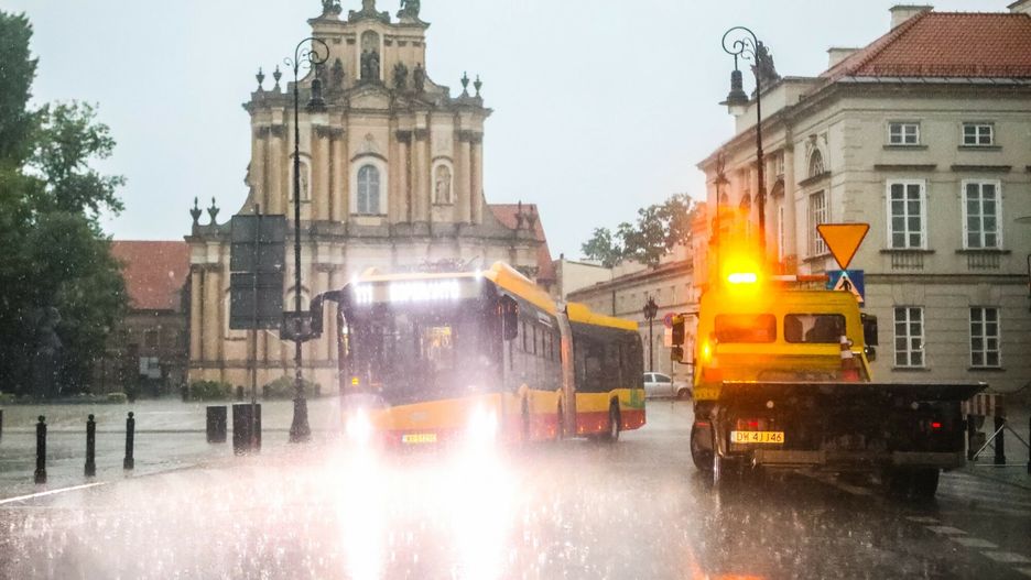 Gwałtowne burze nad Warszawą. Stolica w deszczu 