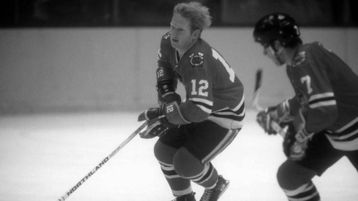 Pat Stapleton (numer 12) w barwach Chicago Blackhawks