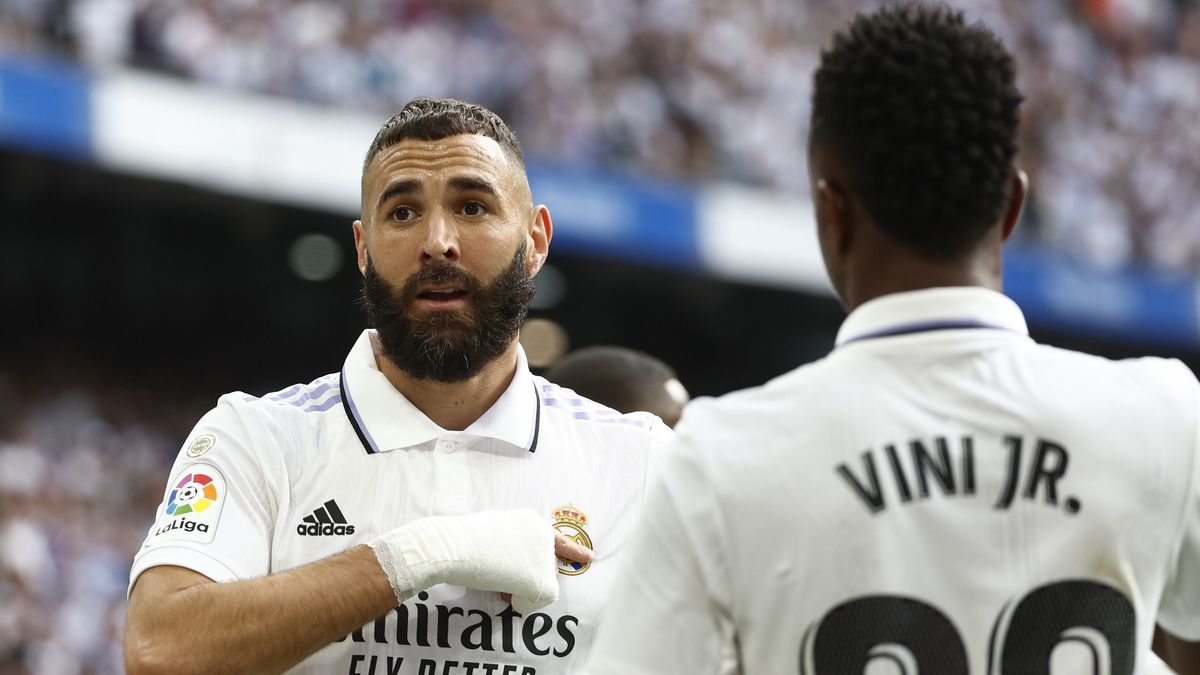 PAP/EPA / Rodrigo Jimenez / Na zdjęciu: Karim Benzema (z lewej) i Vinicius Jr