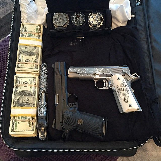 Broń, aligator i seksowne syrenki. Tak imprezuje Król Instagrama 7