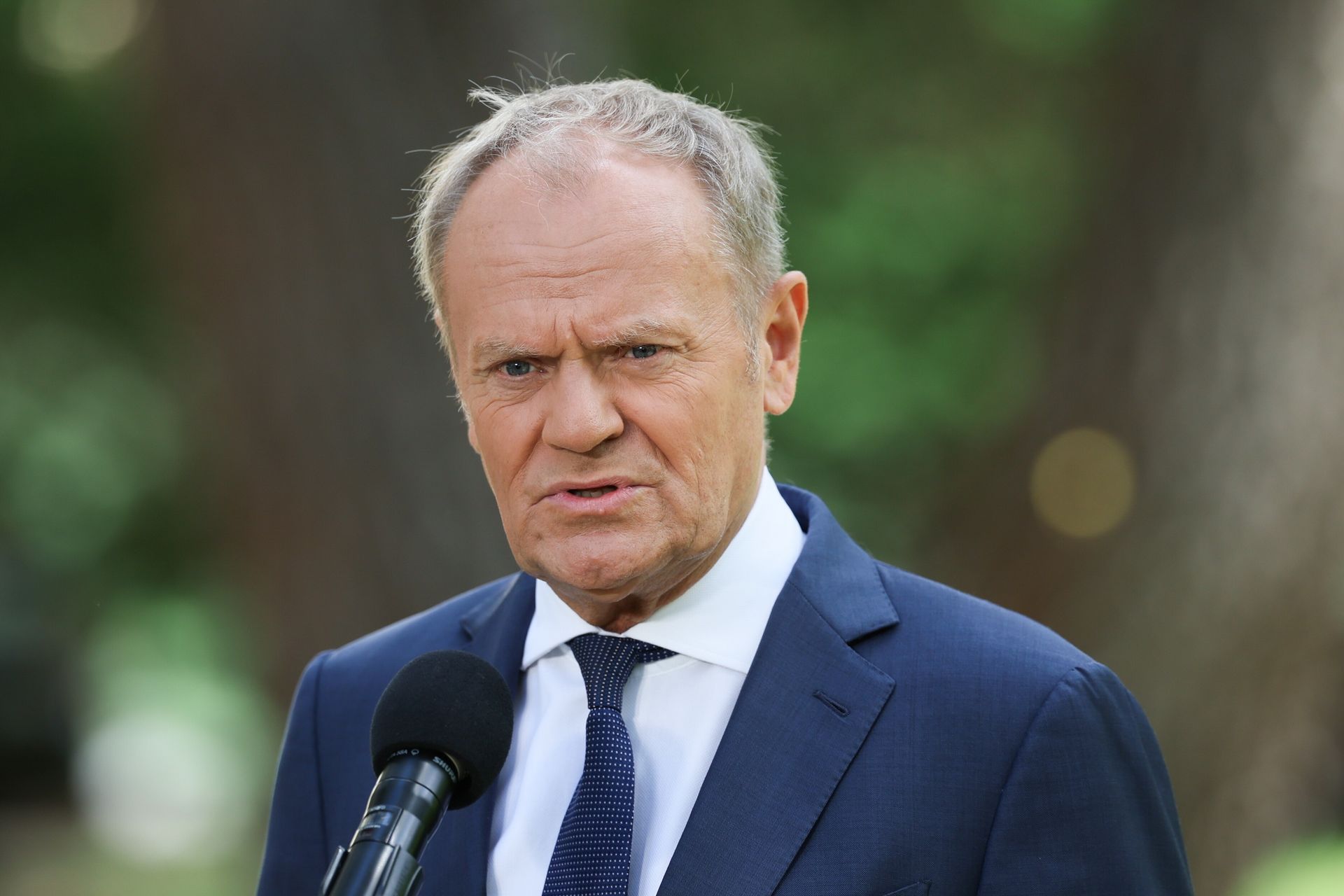 Tusk krytykuje Dudę za kontrowersyjną wizytę w Agencji Uzbrojenia